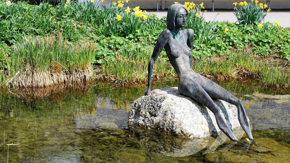Skulptur einer sehr dünnen Frau sitz auf einem Stein (@pixabay)